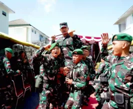 Pangdam Zamroni diarak oleh prajurit Yonif 741/GN dengan semangat setelah pemeriksaan kesiapan di Jembrana.